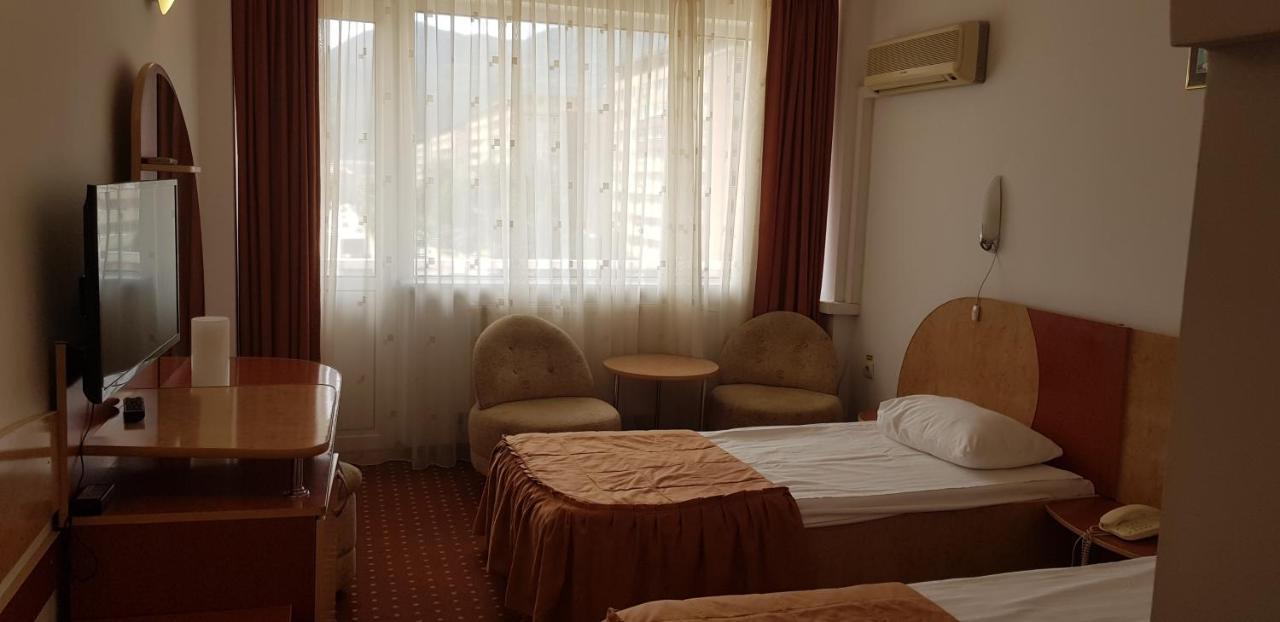 Grand Hotel Ceahlau Piatra Neamţ エクステリア 写真